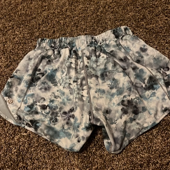 Lululemon hotty hots, 4 tall - Picture 2 of 2